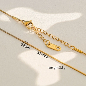Détail du collier chaîne serpent dorée 0,9mm en acier inoxydable avec fermoir mousqueton