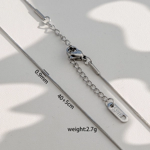 Détail de la chaîne serpent 0,9mm en acier inoxydable avec fermoir et longueur 40+5cm