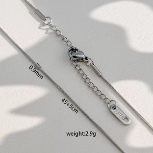 Détail de la chaîne serpent de 0,9mm en acier inoxydable avec fermoir et mesure