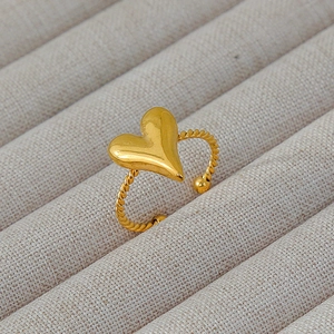 Dettaglio dell'anello a cuore placcato oro 18k con fascia a corda e regolabile