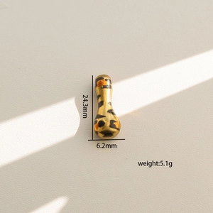 Vista detallada del colgante de leopardo con dimensiones de 24,3 mm de alto y 6,2 mm ancho
