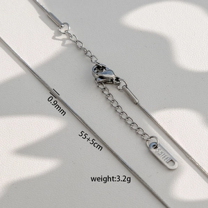 Détail de la chaîne serpent 0,9mm en acier inoxydable avec fermoir et logo S.STEEL