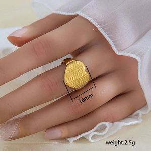 Anillo de corazón minimalista chapado en oro de 18K con acabado cepillado de 16mm