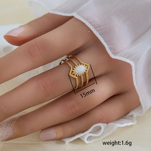 Detalle de anillo vintage de acero de titanio dorado con piedra de marquesa