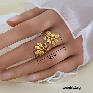 Anillo de hoja minimalista bañado en oro de 18K con detalles de textura, peso 2,9g
