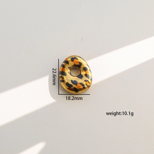 Vista macro del colgante de leopardo irregular con medidas de 22,6 mm por 18,2 mm