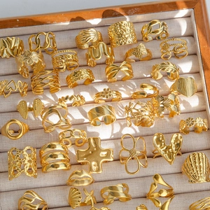 Anelli geometrici placcati oro 18k con motivi di foglie e fiori in scatola di legno