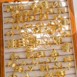 Set di anelli in acciaio inossidabile placcato oro 18k con motivi geometrici