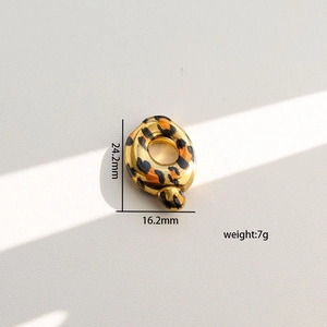 Colgante de letra Q gruesa con estampado de leopardo y acabado dorado con dimensiones