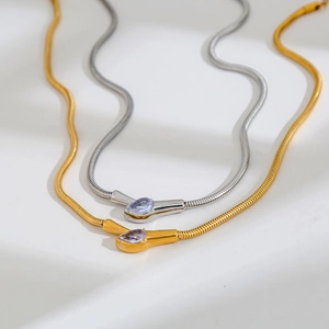 Collana a serpente a V con gemma viola a forma di pera in versione oro e argento