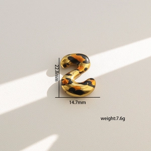 Detalle del colgante de leopardo dorado con medidas de 22,8 mm de alto y peso de 7,6 g