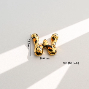 Detalle de colgante letra W con estampado de leopardo y dimensiones precisas mostradas