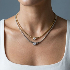 Collane a serpente color oro e argento con ciondolo a goccia in zirconia indossate da modella