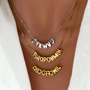 Tre collane a strati in oro e argento con 26 ciondoli personalizzati con lettere 3D