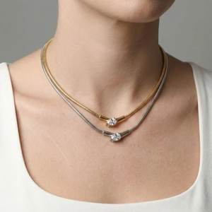 Collane serpente minimaliste oro e argento con pietra a goccia indossate dal modello