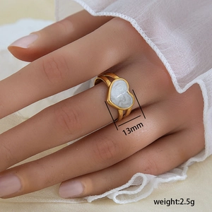 Anillo de corazón en acero dorado con esmalte blanco y diseño de banda doble
