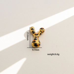 Detalle del colgante letra Y con estampado de leopardo y medidas de 23,8mm por 9,7mm