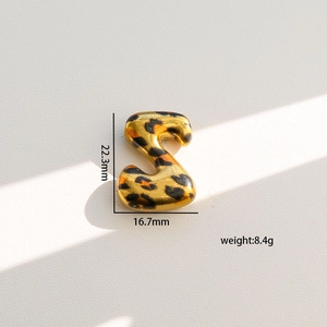 Detalle del colgante letra S de leopardo con medidas de 22,3 mm de alto y 16,7 mm de ancho