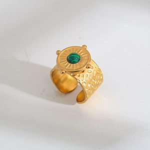Λεπτομέρεια vintage δαχτυλίδι από χάλυβα 18k με πράσινη πέτρα και σχέδιο με ακτίνες ηλίου