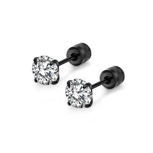Détail de boucles d'oreilles noires avec zircons ronds sertis à six griffes