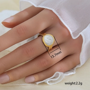 Anillo de hoja minimalista chapado en oro de 18K con mármol blanco y borde de cuentas