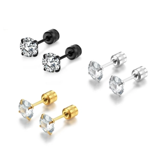 Détail macro de boucles d'oreilles en zircone tricolores avec fermoir à vis sécurisé