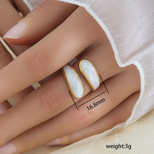 Anillo abierto de hoja en acero inoxidable bañado en oro de 18K con esmalte blanco