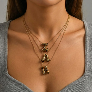 Collar de tres capas dorado con colgantes de letras Z A K con estampado de leopardo
