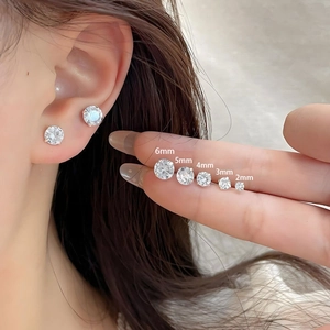 Boucles d'oreilles étincelantes en zircon de 2 mm à 6 mm montrées pour comparaison
