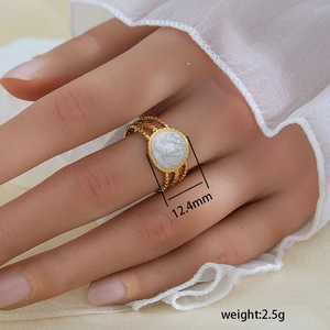 Anillo de acero inoxidable chapado en oro de 18K con relieve circular y diámetro de 12,4 mm