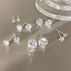 Boucles d'oreilles minimalistes en zircone de différentes tailles serties en argent 925