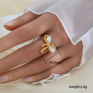 Bague nœud élégante en acier plaqué or 18K avec émail blanc et bordure perlée