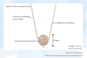 Détail du collier boule en or rose avec pavé de cristaux et spécifications de chaîne