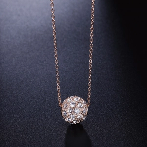Collier en or rose poli avec pendentif sphérique serti de cristaux transparents