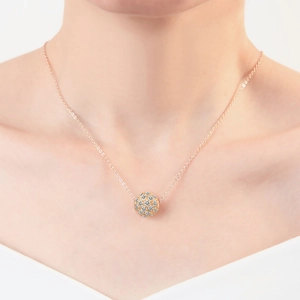 Collier en or rose avec pendentif sphérique poli serti de zircons scintillants