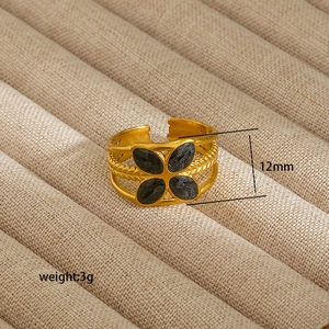 Anillo de trébol dorado ajustable con incrustaciones grises y banda trenzada