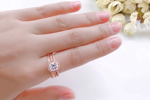 Detailweergave van driedelige verlovingsringset in roségoud met zirkonia halo-zetting