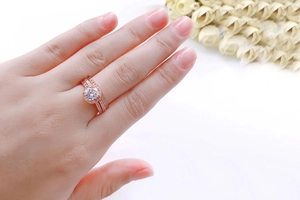 Detail van de roségouden verlovingsring set met ronde zirkoon en micro-pave kristallen