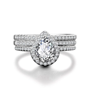 Vista dettagliata del set di anelli con zircone a goccia e tre fasce in argento micro-pavé