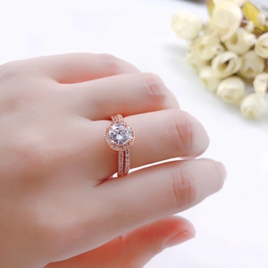 Elegante roségouden verlovingsringenset met ronde zirkoon en pavé gezette diamanten banden