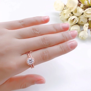 Elegante roségouden verlovingsring set met ronde zirkonia en micro-pave bezette band