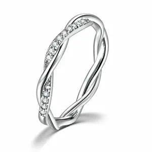 Elegante anillo de plata retorcido con micro-pavé de circonitas de estilo lujo minimalista