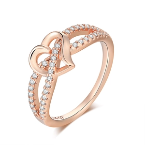 Λεπτομέρεια macro δαχτυλιδιού καρδιάς rose gold με σήμανση S925 και πέτρες ζιργκόν