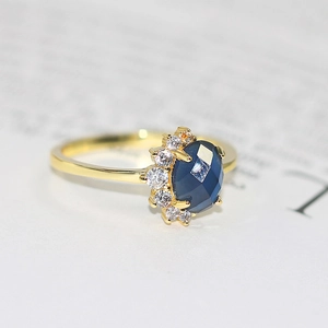 Detailaufnahme des 14k vergoldeten Rings mit ovalem blauen Edelstein und Zirkonia