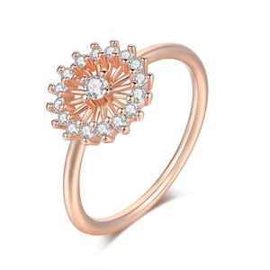 Detalle del anillo flor de oro rosa con un circón central y 16 piedras a su alrededor