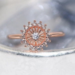 Exquisito anillo de girasol en oro rosa con pavé de circonitas brillantes