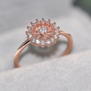 Anillo de flor en oro rosa con girasol de circonita en estuche de joyería premium