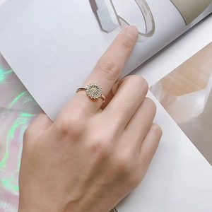 Elegante anillo de girasol chapado en oro para mujer con pétalos de circonitas cúbicas