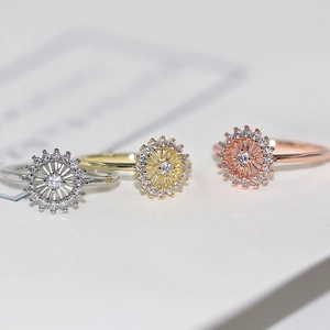 Tres elegantes anillos de girasol en oro, plata y oro rosa con circonitas engastadas