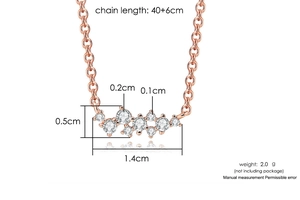 Detail van de onregelmatige zirkoon hanger met roségouden ketting en afmetingen van product